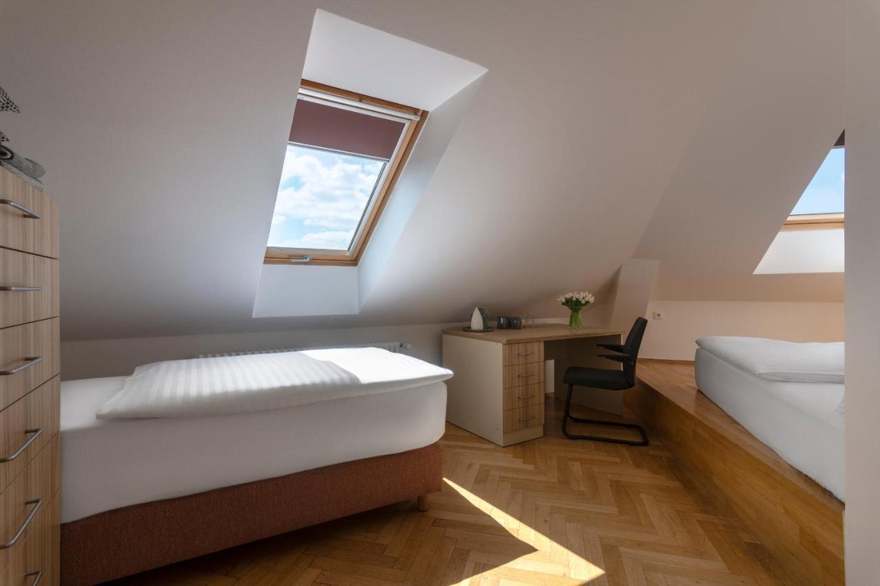 Bohemian Dreams Apartments And Suites Praha Bagian luar foto